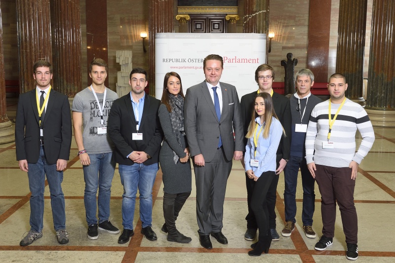 Gruppenfoto der Lehrlinge der Pensionsversicherungsanstalt gemeinsam mit Bundesratspräsident Mario Lindner (S)