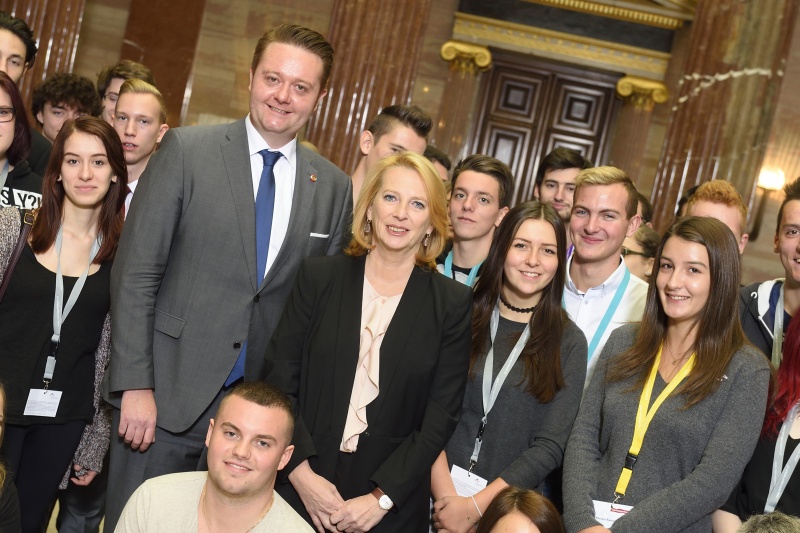 Gruppenfoto der Lehrlinge gemeinsam mit Nationalratspräsidentin Doris Bures (S) und Bundesratspräsident Mario Lindner (S)