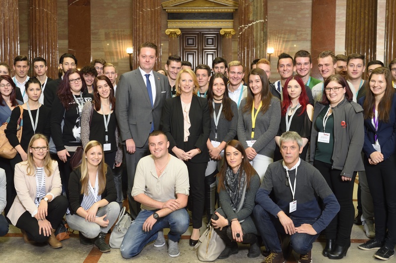 Gruppenfoto der Lehrlinge gemeinsam mit Nationalratspräsidentin Doris Bures (S) und Bundesratspräsident Mario Lindner (S)