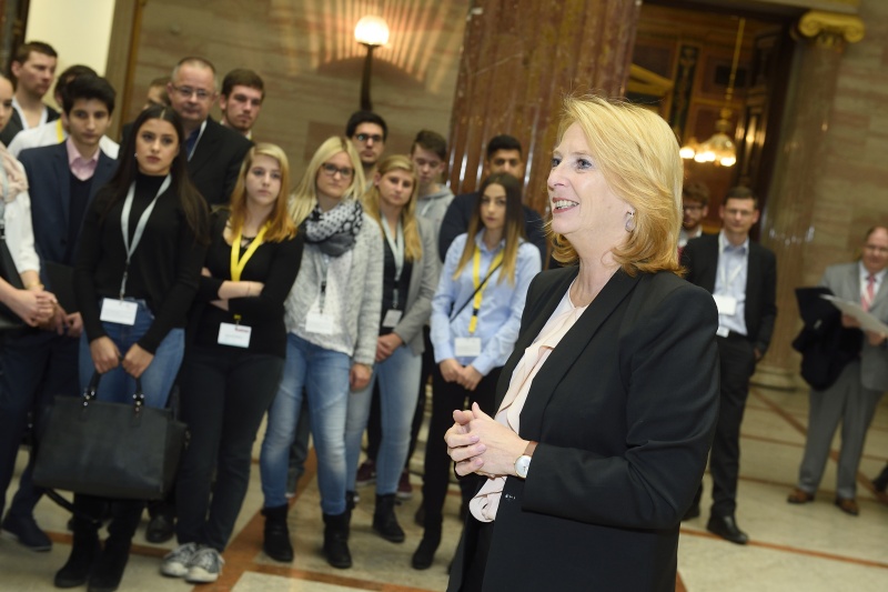 Begrüßung durch Nationalratspräsidentin Doris Bures (S)