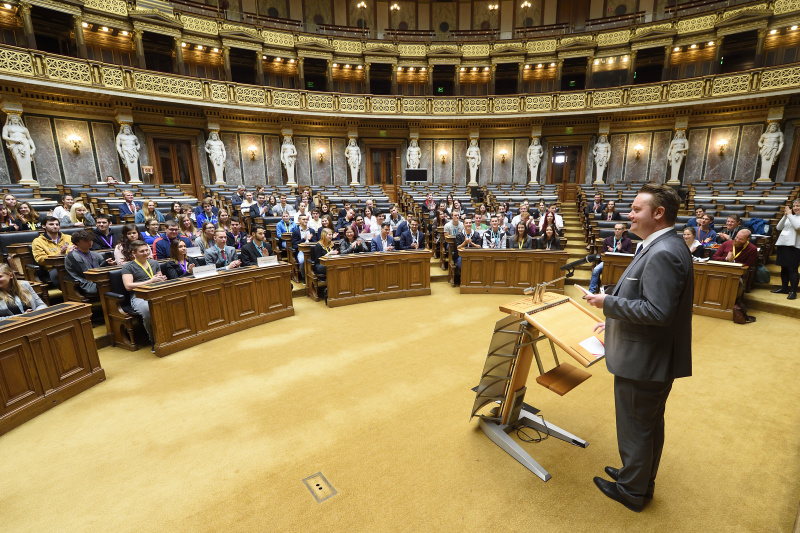 Begrüßung durch Bundesratspräsident Mario Lindner (S). Blick Richtung VeranstaltungsteilnehmerInnen