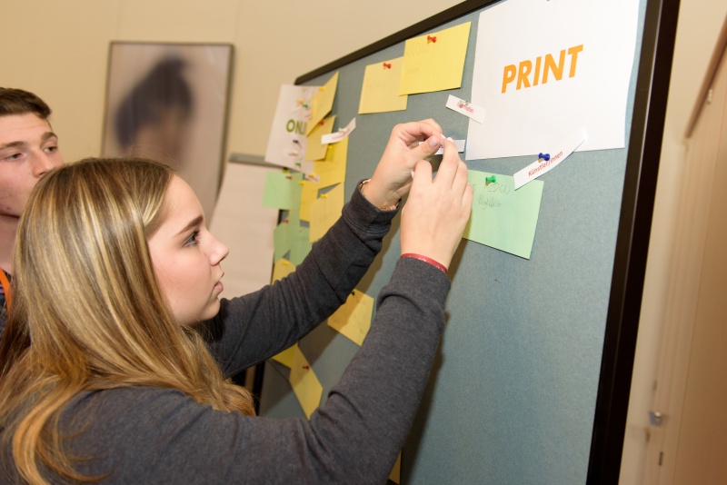Lehrlinge aus sieben Bundesländern beim Lehrlingsparlament zum Thema "Hate Speech"