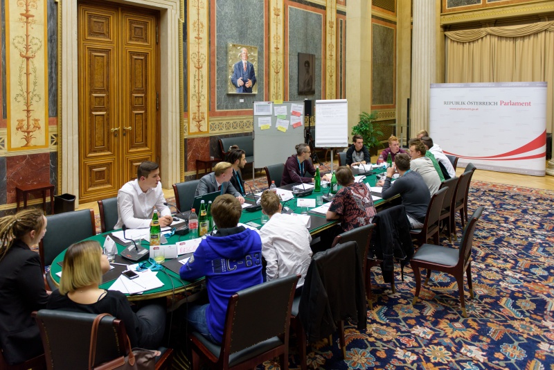 Lehrlinge aus sieben Bundesländern beim Lehrlingsparlament zum Thema "Hate Speech"