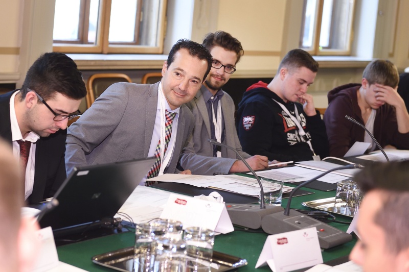 Nationalratsabgeordneter Gerald Loacker (N) im Gespräch mit den Lehrlingen - Simulation einer Klubsitzung