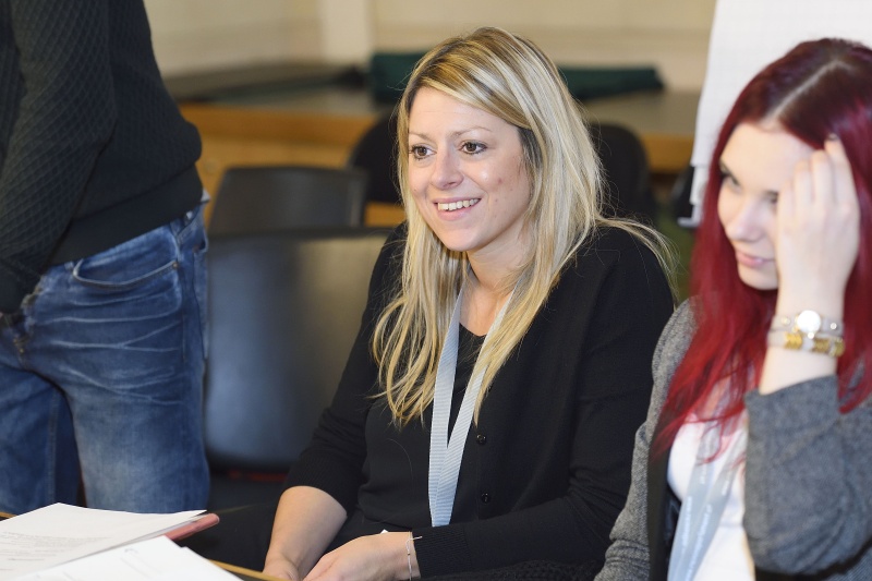 Nationalratsabgeordnete Katharina Kucharowits (S) im Gespräch mit den Lehrlingen - Simulation einer Klubsitzung