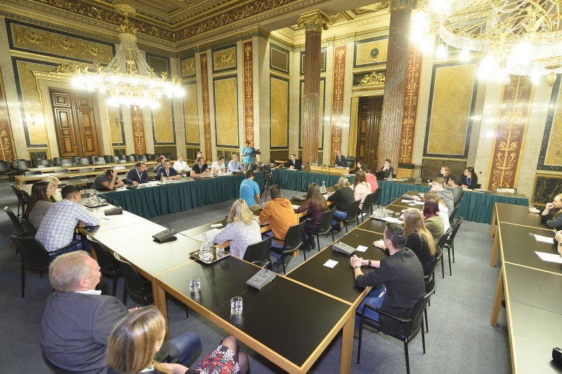 Simulation einer Ausschußsitzung