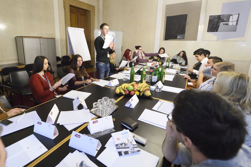 Simulation einer Klubsitzung