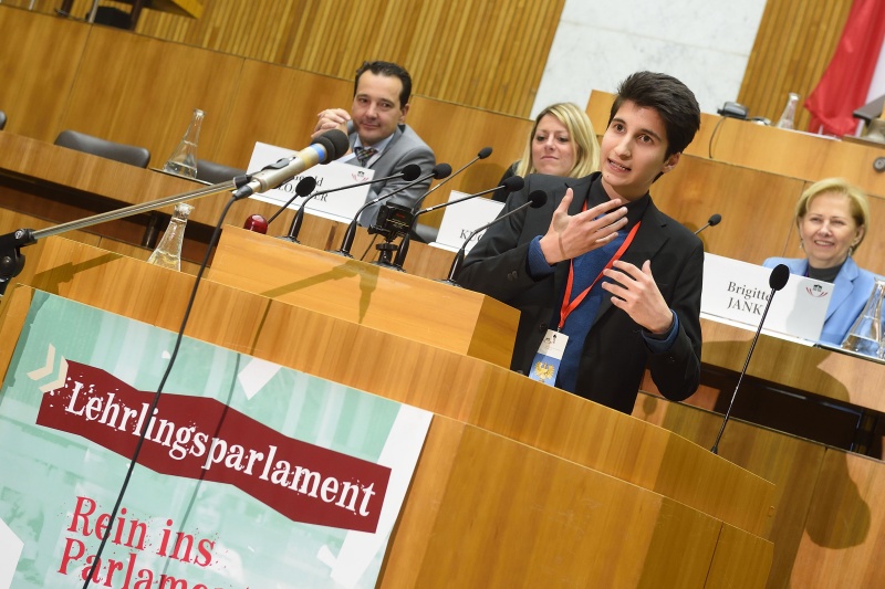Rede eines Lehrlings im Plenarsaal des Nationalrates. Auf der Regierungsbank von links: Nationalratsabgeordneter Gerald Loacker (N), Nationalratsabgeordnete Katharina Kucharowits (S), Nationalratsabgeordnete Brigitte Jank (V)