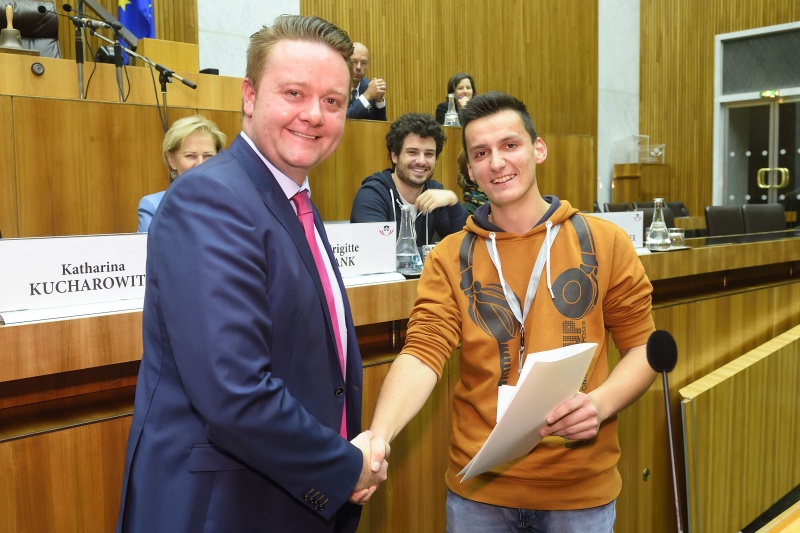 Bundesratspräsident Mario Lindner (S) wird der Gesetzesentwurf übergeben