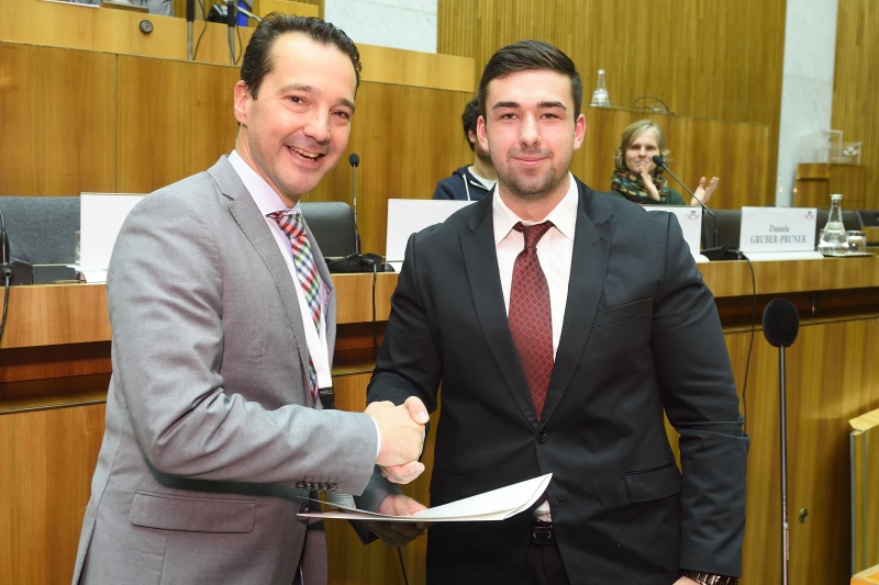 Nationalratsabgeordneter Gerald Loacker (N) erhält den Gesetzesentwurf