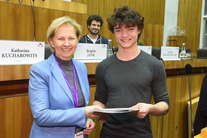 Überreichung des Gesetzesentwurefs an Nationalratsabgeordnete Brigitte Jank (V)