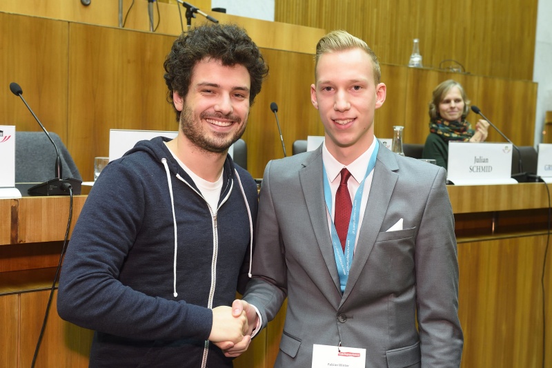 Nationalratsabgeordneten Julian Schmid (G) wird der Gesetzesentwurf übergeben