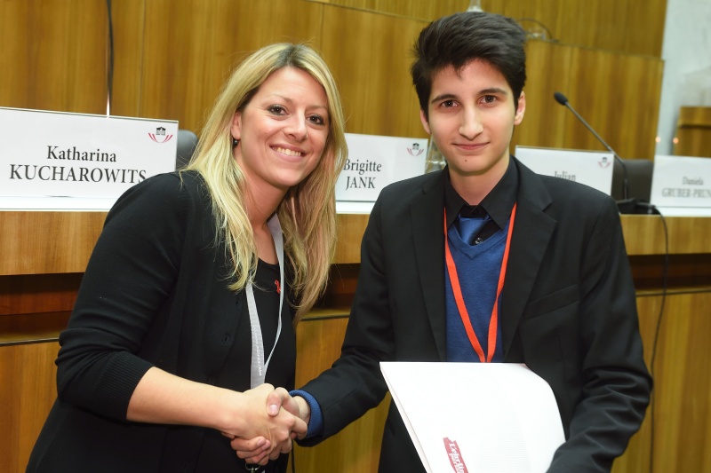 Überreichung des Gesetzesentwurfes an  Nationalratsabgeordnete Katharina Kucharowits (S)