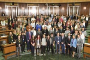 Gruppenfoto mit allen TeilnehmerInnen des Lehrlingsparlaments im Plenarsaal des Nationalrates