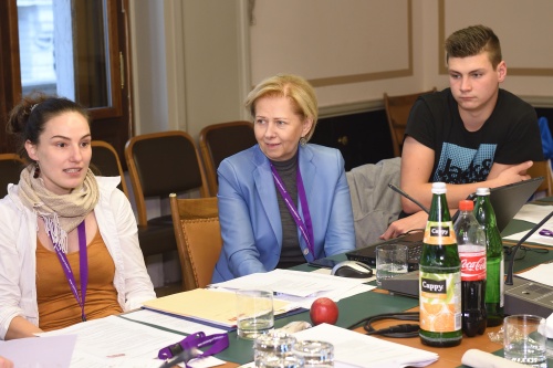 Nationalratsabgeordneter Brigitte Jank (V) im Gespräch mit den Lehrlingen - Simulation einer Klubsitzung