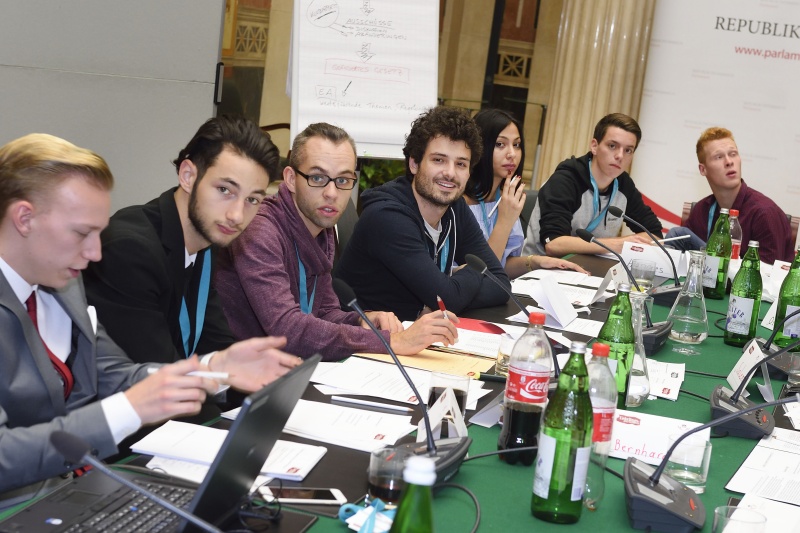 Lehrlinge aus sieben Bundesländern im Parlament