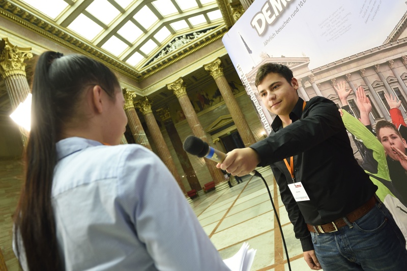 Lehrlinge beim Interview in der Säulenhalle