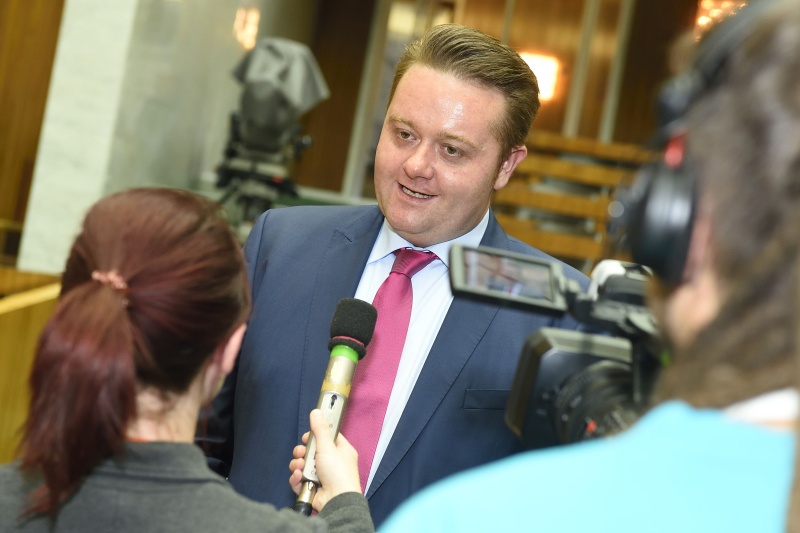 Bundesratspräsident Mario Lindner (S) im Interview mit den Lehrlingen