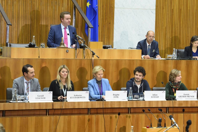 Sitzung des Lehrlingsparlaments. Bundesratpräsident Mario Lindner (S) eröffnet die Sitzung. Auf der Regierungsbank von links: Nationalratsabgeordneter Gerald Loacker (N), Nationalratsabgeordnete Katharina Kucharowits (S), Nationalratsabgeordnete Brigitte Jank (V), Nationalratsabgeordneter Julian Schmid (G) und Bundesrätin Daniela Gruber-Pruner (S)