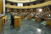 Rede eines Lehrlings im Plenarsaal des Nationalrates. Blick Richtung VeranstaltungsteilnehmerInnen.