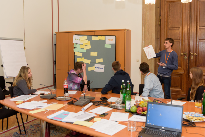 Lehrlinge aus sieben Bundesländern beim Lehrlingsparlament Thema "Hate Speech"