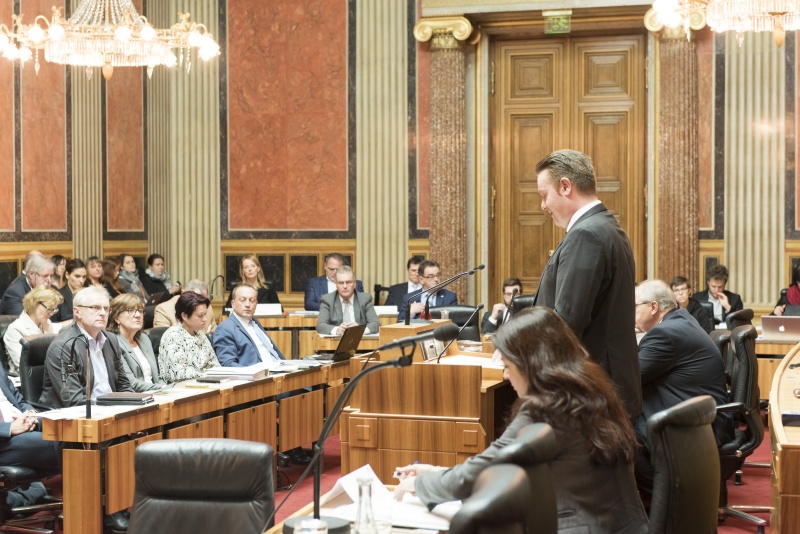 Bundesratspräsident Mario Lindner (S) begrüßt die Enquete-TeilnehmerInnen
