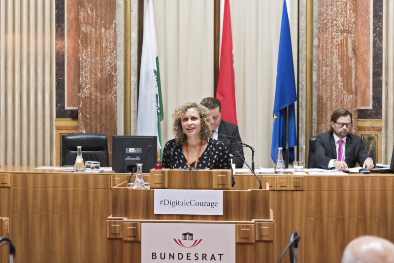 Weisser Ring Barbara Unterlerchner am Rednerpult