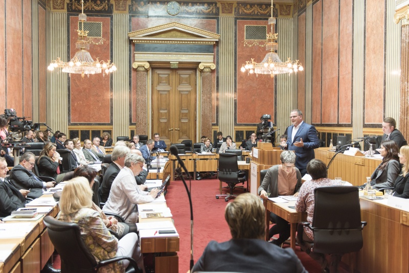 Vorsitzender des Mauthausen-Komitees Österreich Willi Mernyi am Rednerpult. Blick Richtung VeranstaltungsteilnehmerInnen