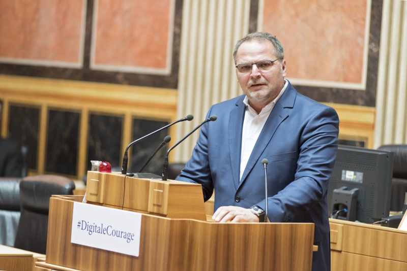 Vorsitzender des Mauthausen-Komitees Österreich Willi Mernyi am Rednerpult