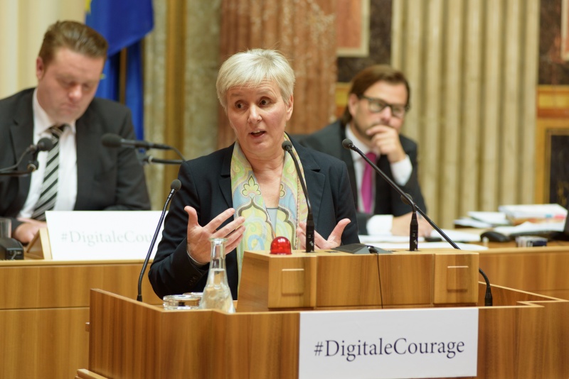 Rechtsanwältin für Medien- und Persönlichkeitsschutzrecht Maria Windhager am Rednerpult