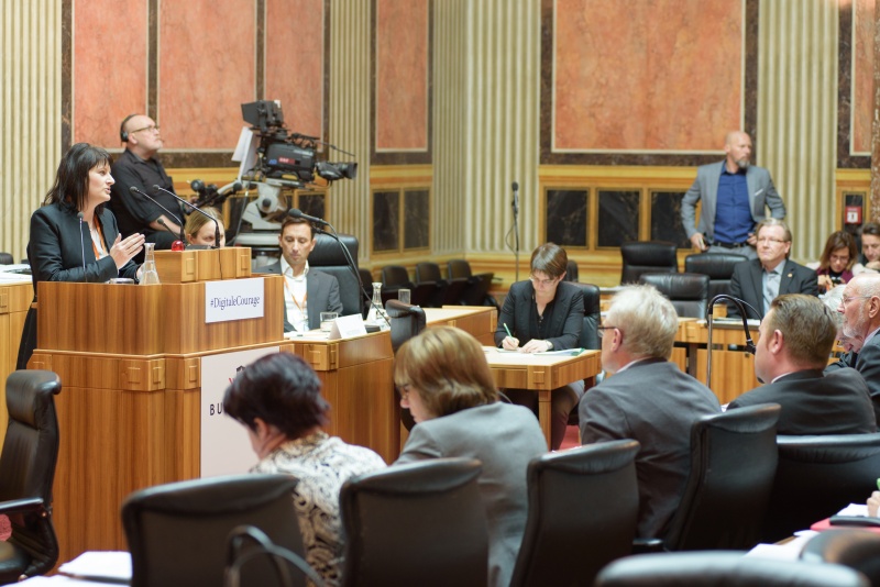 Social Media Expertin Judith Denkmayr am Rednerpult. Blick Richtung Enquete-TeilnehmerInnen