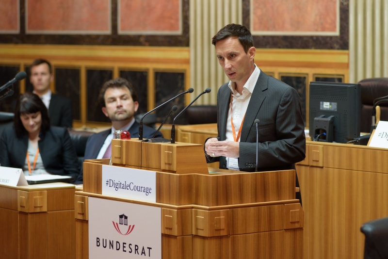 Community Manager derstandart.at  Christian Burger am Rednerpult