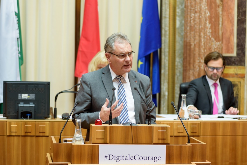 Bundesrat Edgar Mayer am Rednerpult (V)