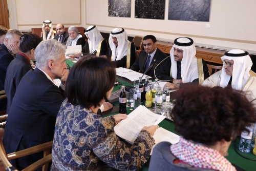 Aussprache. Linke Tischhälfte Österreichische Delegation unter dem Vorsitz von Josef Cap (S) (3. von links) Rechte Tischhälfte saudi-arabische Delegation unter der Leitung von Yahya Bin AbdullAziz Alsam’an (2. von rechts)