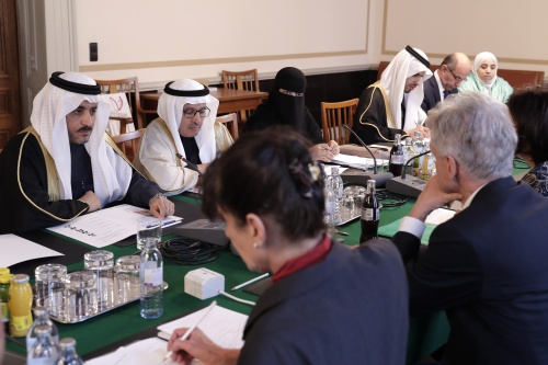 Aussprache. Saudi-arabische Delegation unter der Leitung von Yahya Bin AbdullAziz Alsam’an (links)