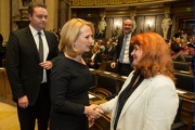 Nationalratspräsidentin Doris Bures (S) begrüßt Romana Schwab