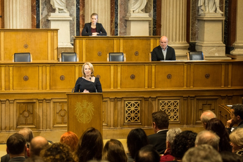 Nationalratspräsidentin Doris Bures (S) am Rednerpult