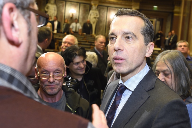 Gäste der Veranstaltung im Gespräch mit Bundeskanzler Christian Kern (S)