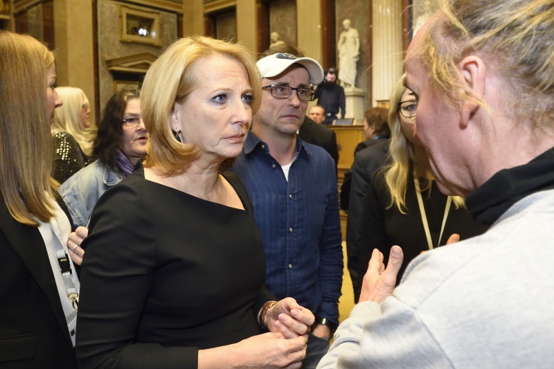 Gäste der Veranstaltung im Gespräch mit Nationalratspräsidentin Doris Bures (S)