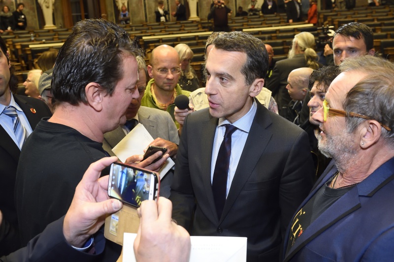 Gäste der Veranstaltung im Gespräch mit Bundeskanzler Christian Kern (S)