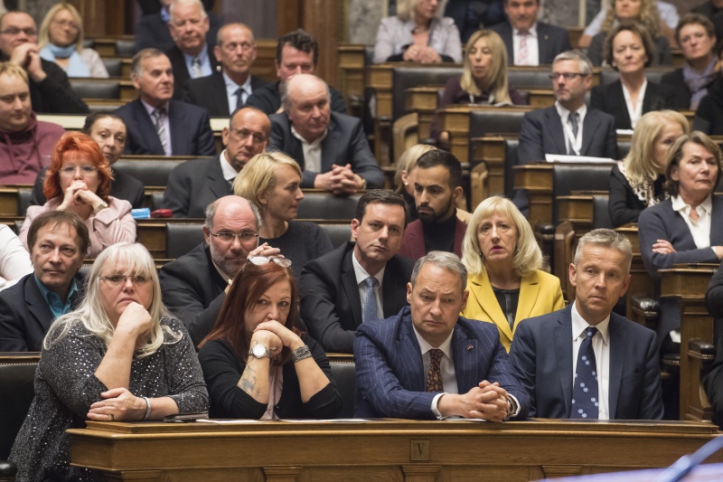 Erste Reihe von rechts: Klubobmann Reinhold Lopatka (V), Klubobmann Andreas Schieder (S) und Gäste. Zweite Reihe von rechts: Bundesratsvizepräsidentin Ingrid Winkler (S), Bundesratvizepräsident Ernst Gödl (V) und Gäste
