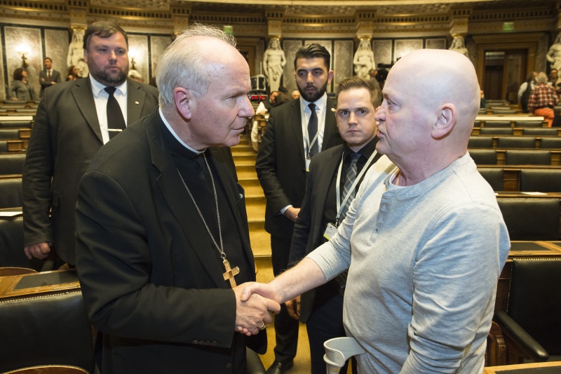 Von links: Kardinal Christoph Schönborn im Gespräch mit Gast