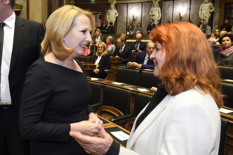 Nationalratspräsidentin Doris Bures (S) im Gespräch mit Romana Schwab