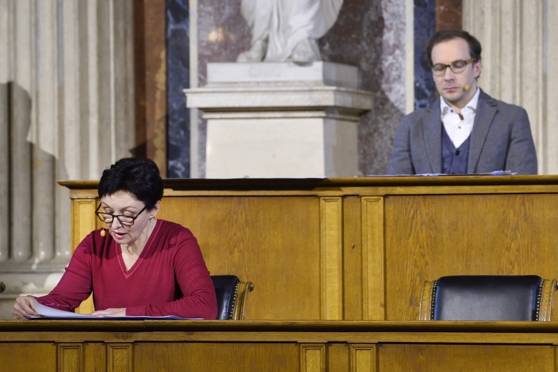 Regina Fritsch bei ihrem Vortrag. Im Hintergrund Florian Teichtmeister