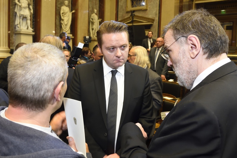 Gäste der Veranstaltung im Gespräch mit Bundesratspräsident Mario Lindner (S)