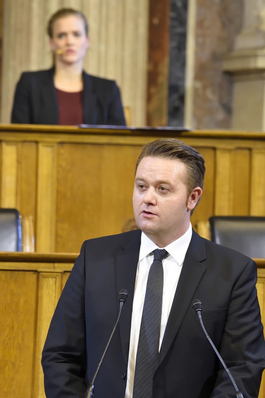 Bundesratspräsident Mario Lindner (S) am Rednerpult