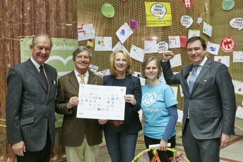 Nationalratspräsidentin Doris Bures (S) (Mitte) präsentiert Kinder-Briefmarken