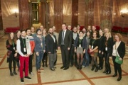Gruppenfoto mit Bundesratspräsident Mario Lindner (S) in der Säulenhalle