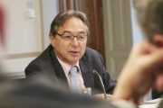 Senator a.D. Oskar Peterlini während der Aussprache