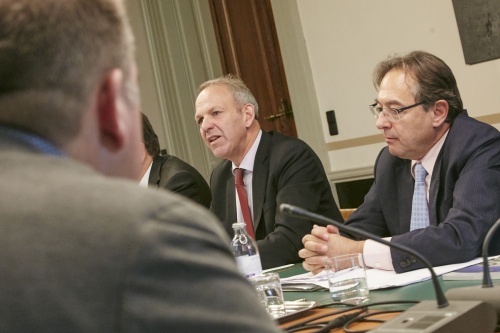 Von links: Die südtiroler Senator Karl Zeller und Senator a. D. Oskar Peterlini während der Aussprache